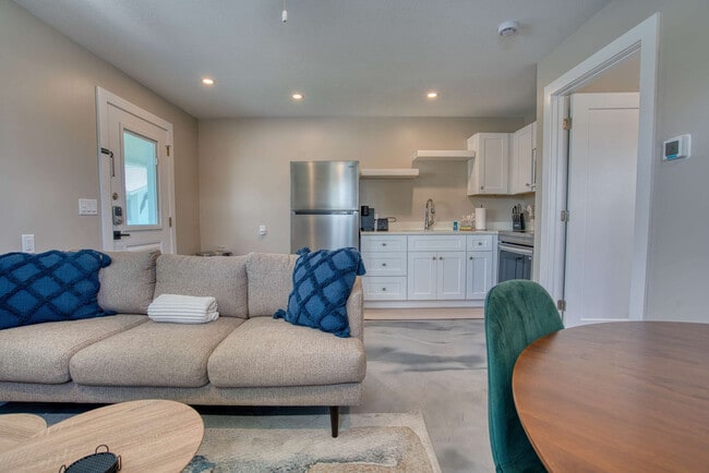 Building Photo - 126 Mango St