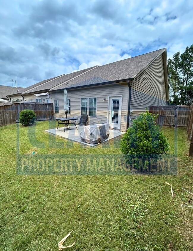 Building Photo - Spacious 2 Bed / 2 Bath Townhome with Vaul...
