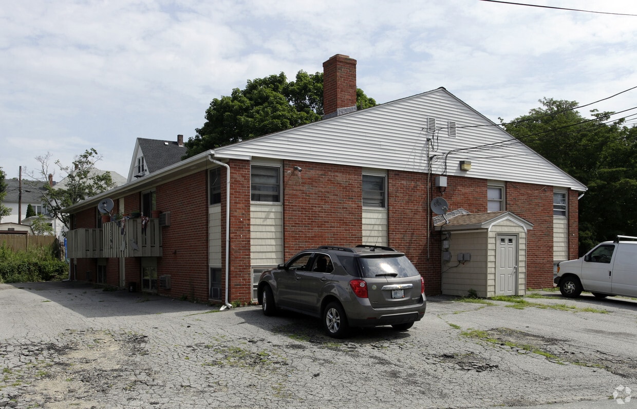 581 Laurel Hill Ave, Cranston, RI 02920 Apartments in Cranston, RI