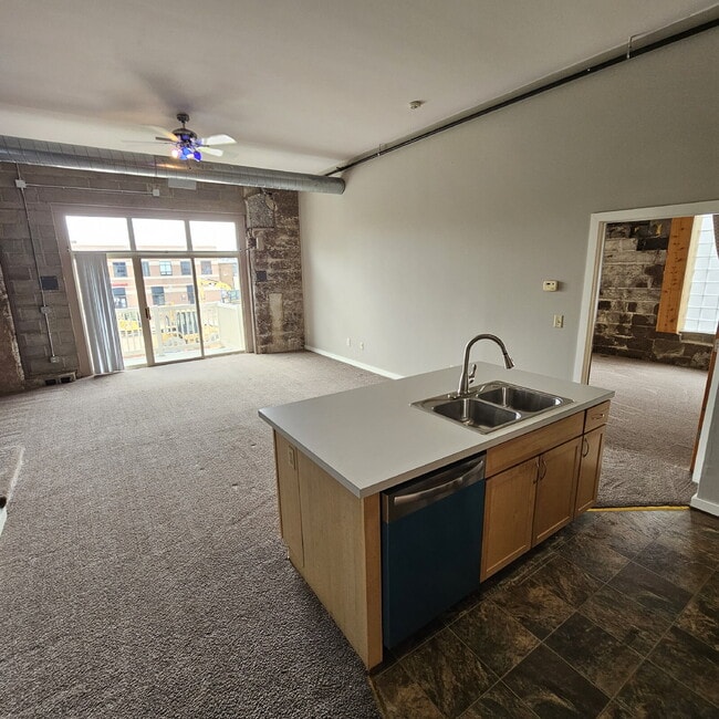 Building Photo - Unique 2 Bedroom Loft with Large living ro...