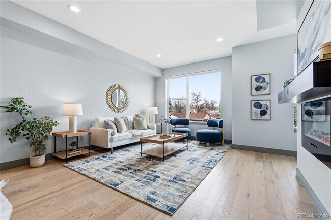 Foto del edificio - 2-Bed/2.5 Bath Townhouse with 2 car garage!  Upper level deck with views!