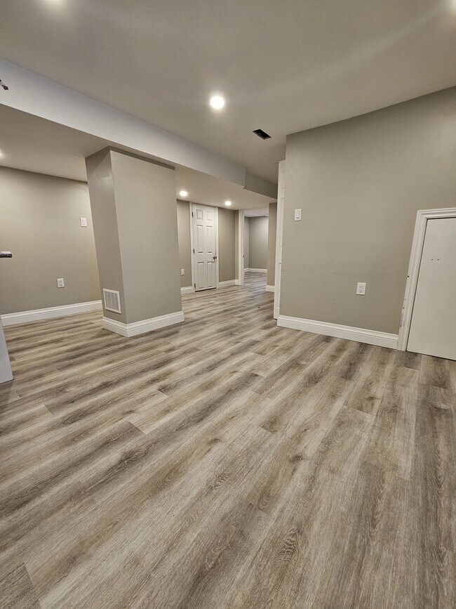 Photo du bâtiment - Amazing 2 BED 1 BATH BASEMENT UNIT IN HAMILTON MOUNTAIN