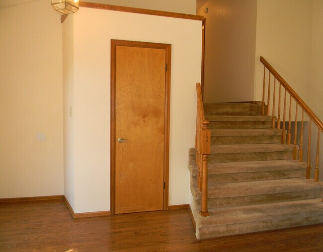 Building Photo - Large 3-Bedroom Home with Mountain Views
