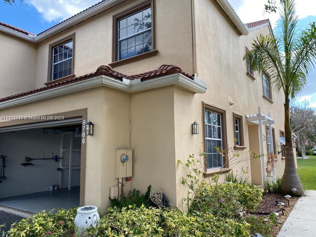 Primary Photo - 9766 Royal Palm Blvd