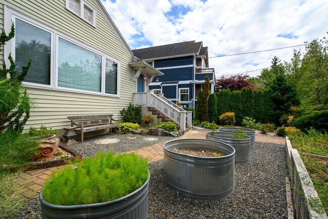 Building Photo - Beautiful Craftsman Home in Desired Neighb...