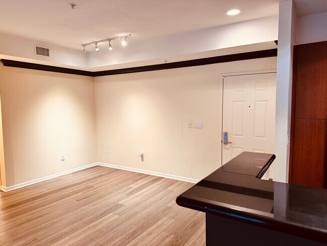 Foto del edificio - 1801 E Katella Ave