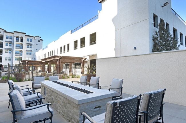 Building Photo - Centerpointe at Market