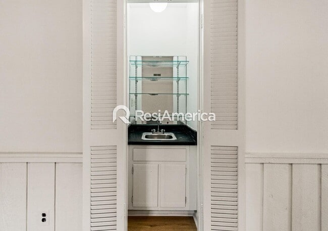 Building Photo - Newly Renovated 3/2 in a Quiet Neighborhood