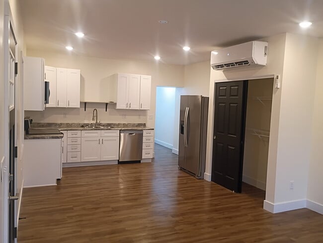 Building Photo - 1320 Banklick St