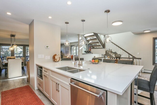 Building Photo - Beautiful 3 bed, 4 bath with garage in Frisco! Walk to main street! Winter rental!
