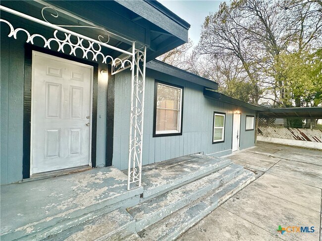 Foto del edificio - 104 E Fowler Ave