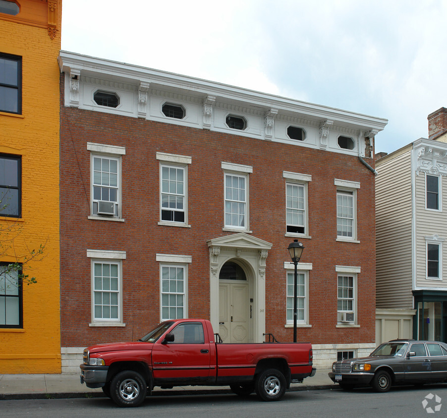 Building Photo - 247 Warren St