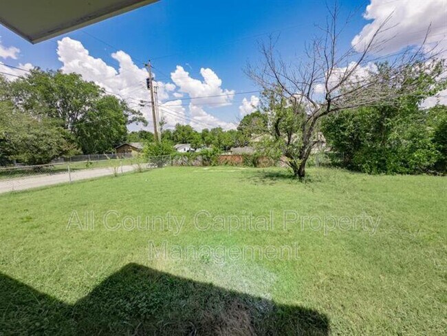 Foto del edificio - 802 E Irvin Ave