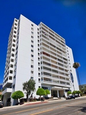 Camina a la zona del Strip. - 999 N Doheny Dr