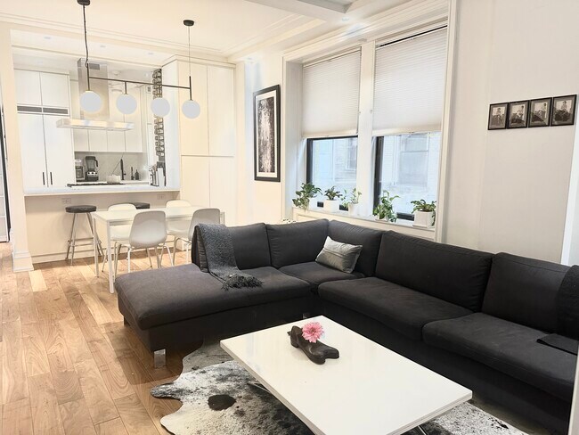 Espacio de estar minimalista abierto - 790 Riverside Dr