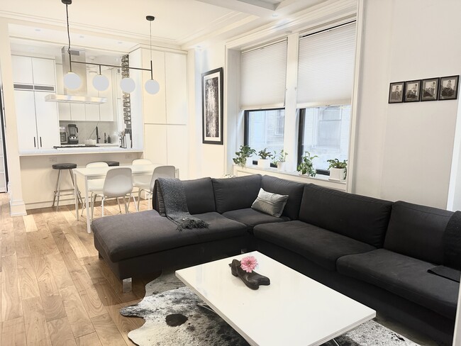 Open minimalist living space - 790 Riverside Dr