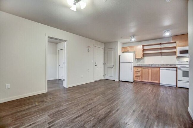 Building Photo - 2 Bed, W/D in unit, off-street parking!