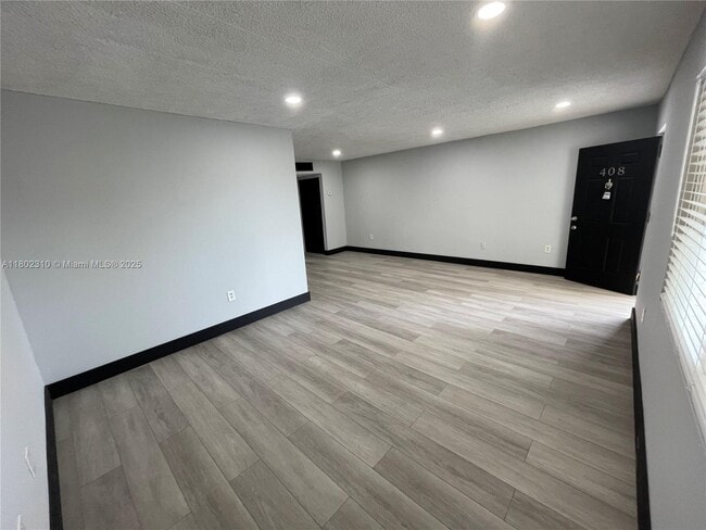 Foto del edificio - 3300 S Dixie Hwy