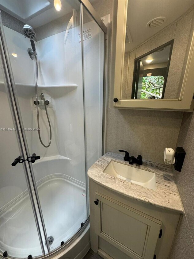 Foto del edificio - 2723 SW 13th St