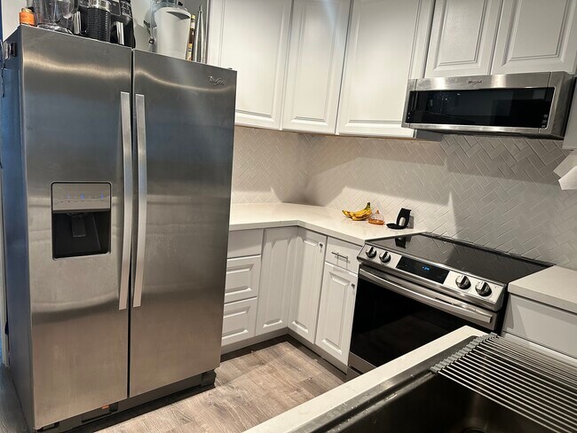 Nevera, estufa y microondas. - 1800 E Heim Ave
