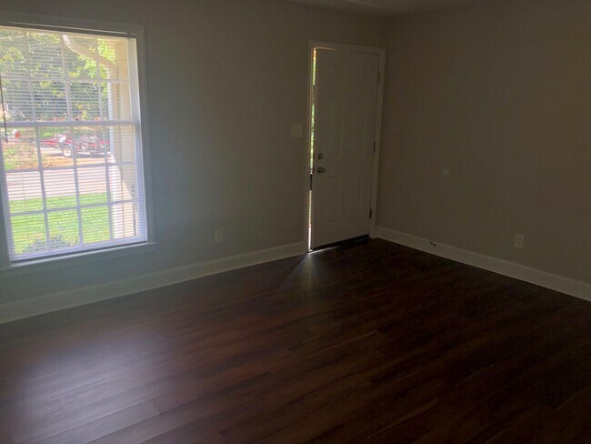 Foto del edificio - 3024-3026 Amity Garden Duplex