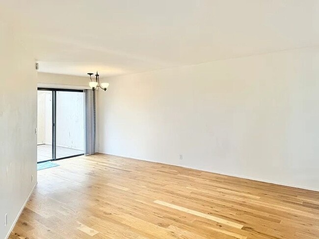 Building Photo - FOR LEASE - Available now!