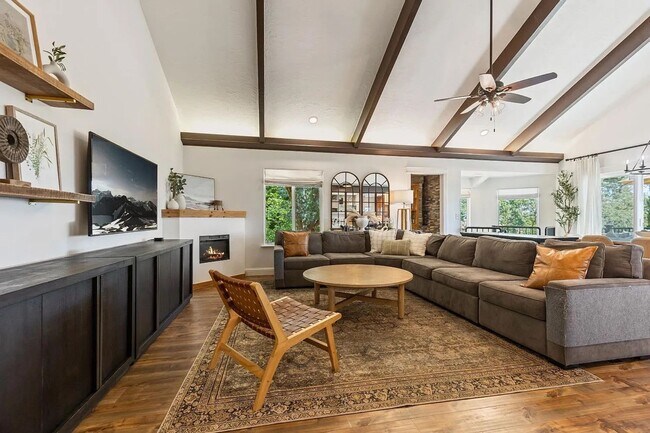 Foto del edificio - Luxury 5 Bedroom Home with Panoramic Views...