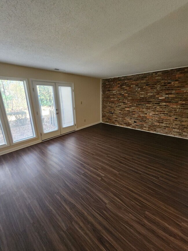 Foto del edificio - Chapel Hill / The Oaks Townhome