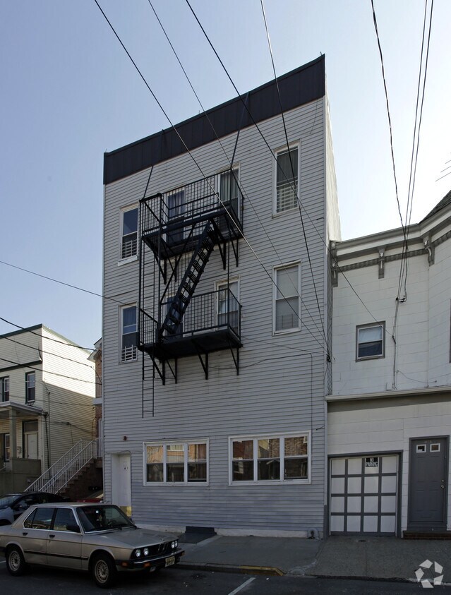 Building Photo - 413 70th St