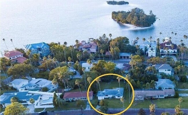 Building Photo - 1790 Santa Barbara Dr