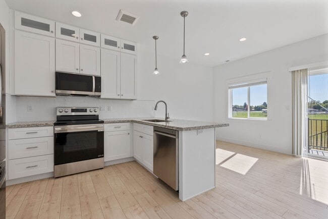 Building Photo - MODERN 3 BED 2.5 BATH HOMES IN ST ANTHONY