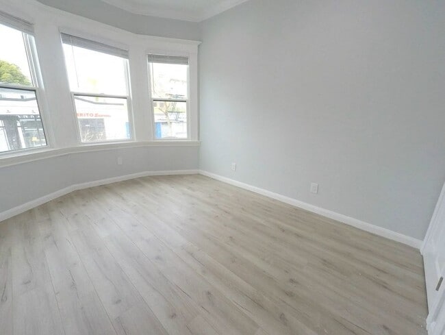 Building Photo - Remodeled 1-Bd w/ In-Unit Laundry & Modern...