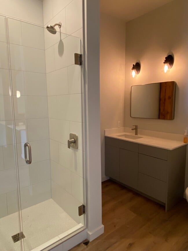Large Tiled Showers, Glass Doors, Quartz Vanity Countertops - Yellowstone Granary