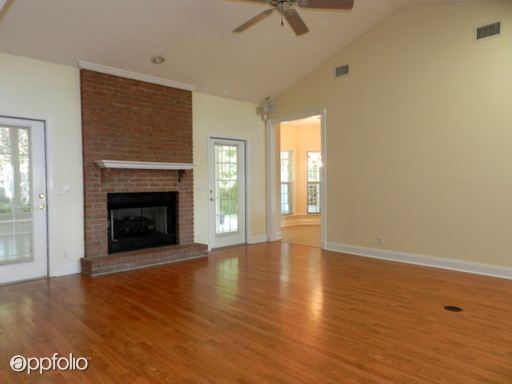 Building Photo - 305 Cumberland Dr