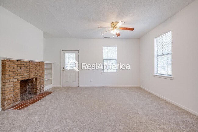 Foto del edificio - Charming 3-Bedroom 2 bath available now