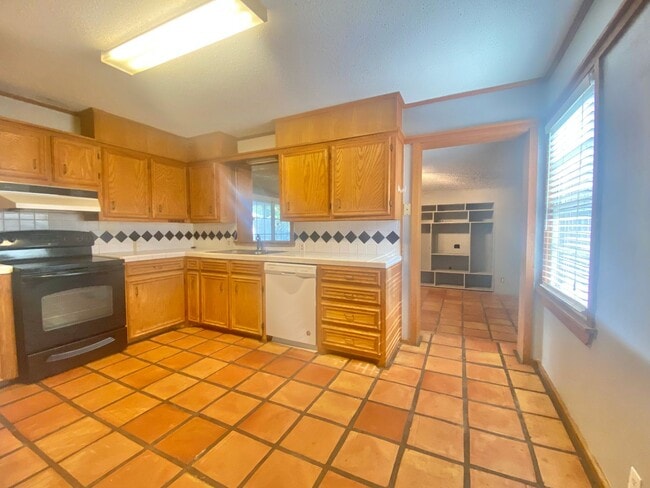 Building Photo - 3 bed 1 bath with BASEMENT