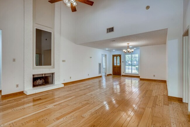 Building Photo - Rare 2 BR/ 2 BA Townhouse in Northwest Hil...