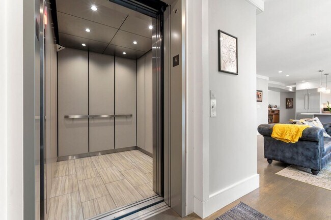 Building Photo - Three bedrooms, two full bathrooms Brookline Village