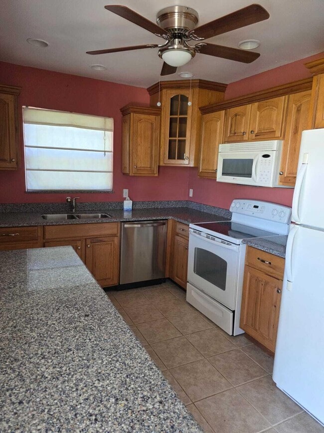 Building Photo - 131 SE Serenata Ct