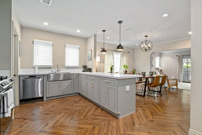 Building Photo - 561 Westbourne Dr
