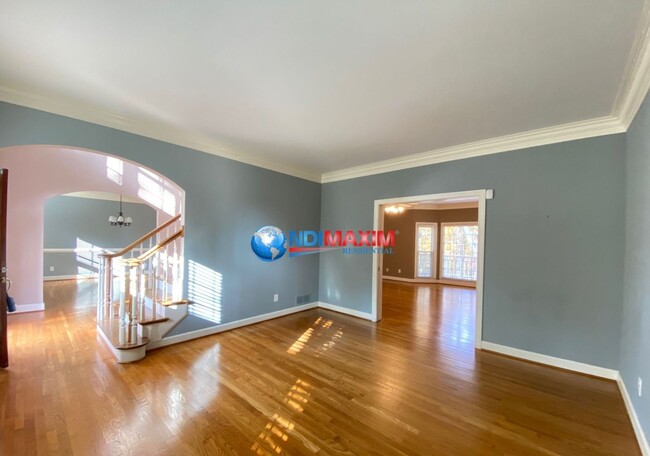 Building Photo - Spacious 6 bedrooms house in the NORTHVIEW...