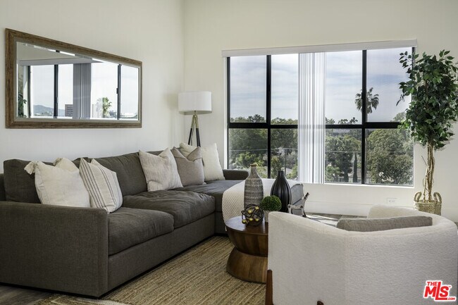 Foto del edificio - 2465 Purdue Ave