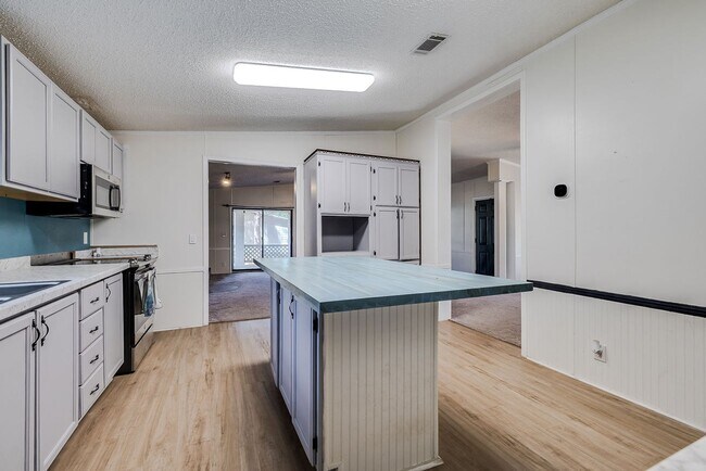Foto del edificio - Spacious 3 Bed 2 Bath Home on Large Lot - NO HOA!