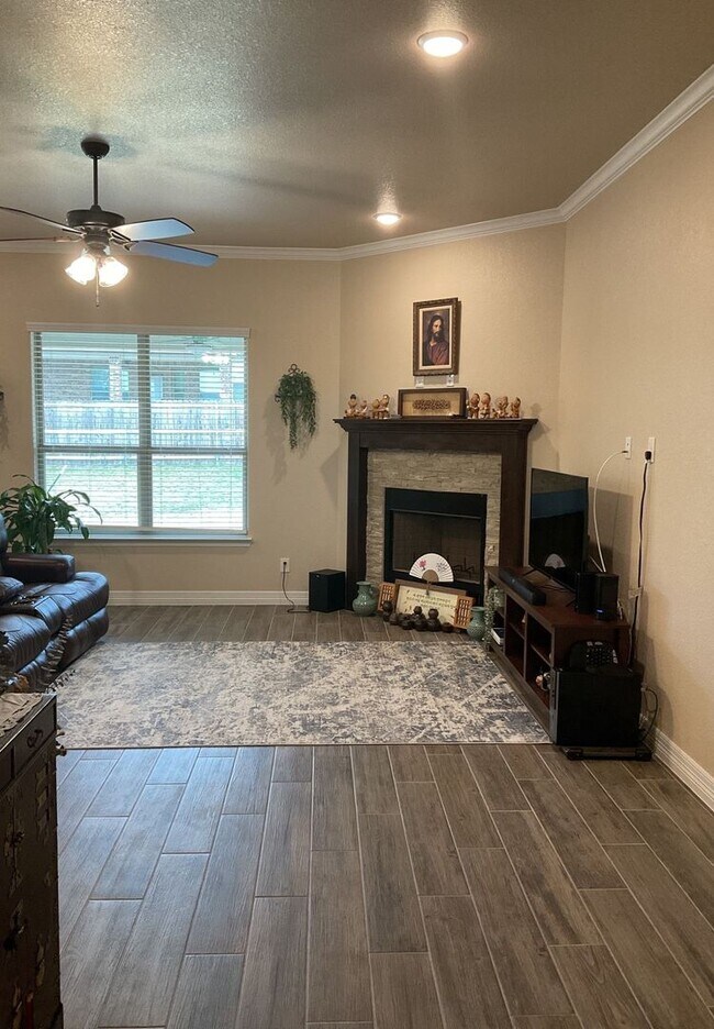 Foto del edificio - AVAILABLE NOW!