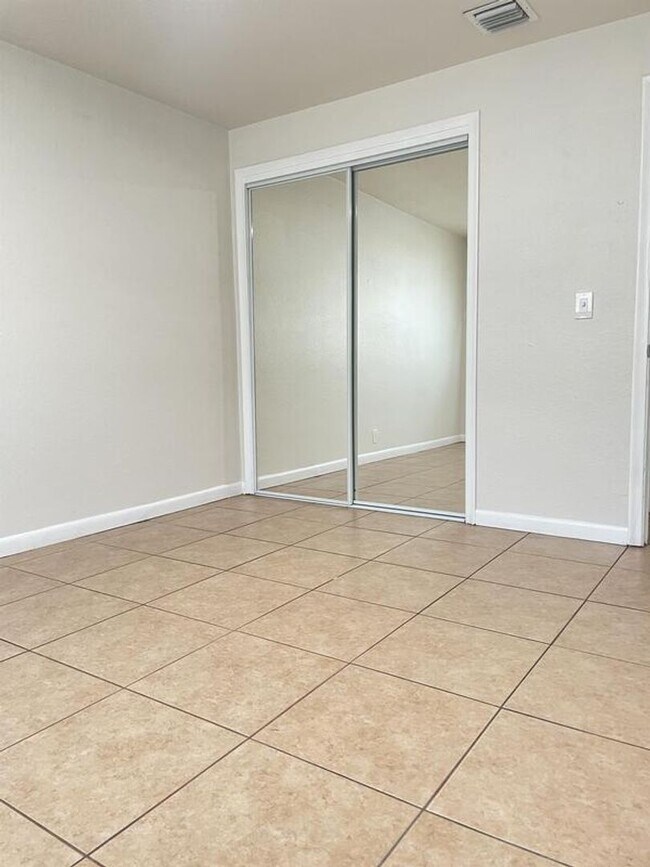 Foto del edificio - 1540 W Blue Heron Blvd