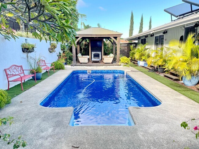 Foto del edificio - Wailuku Heights Executive Style 3Bed/2Bath Furnished Upstairs Home - Pool w/ cabanas - Most Utili...