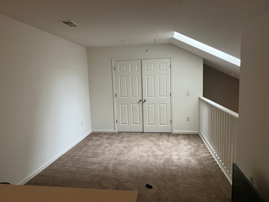 Upstairs loft with huge closet - 817 Canyon Ridge Rd