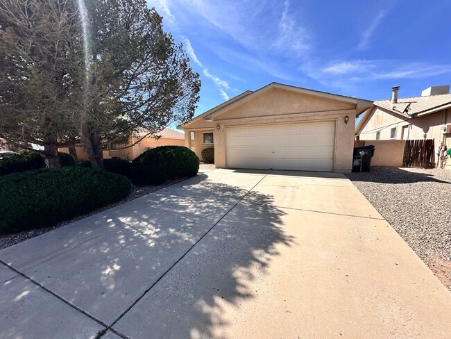 Foto del edificio - 3 Bedroom 2 Bath 2 Car Garage w/ Fenced in Yard