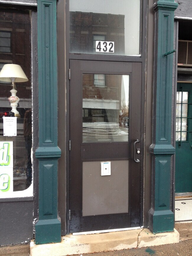 Building Photo - 1 Br small living room and small kitchen