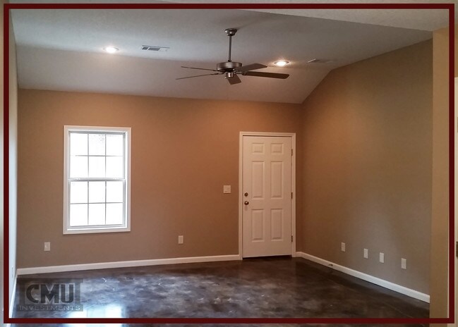 Building Photo - 2204 Hurst Ln